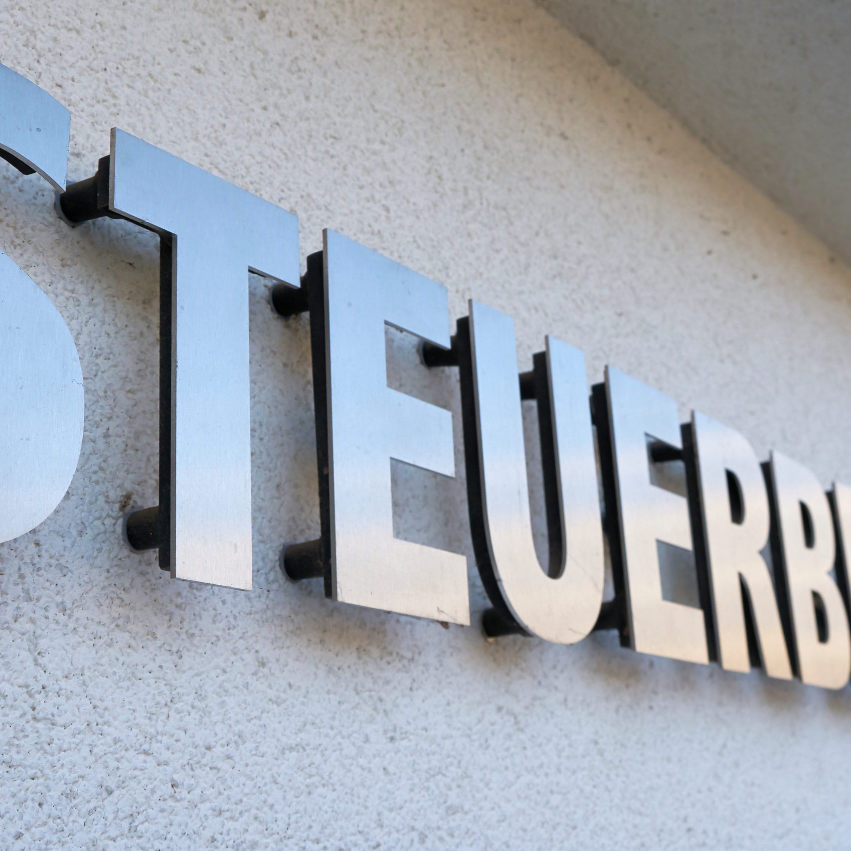 Lettering,”tax,Consultant”,On,The,Facade,Of,A,House,In